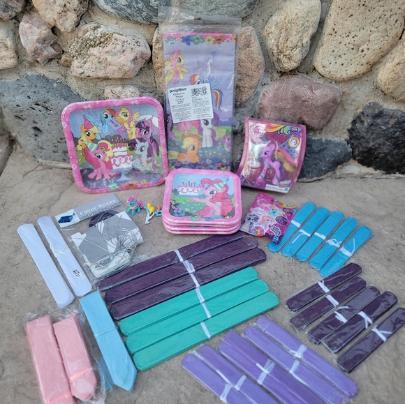 MY LITTLE PONY BUNDLE,MY LITTL PONY PLATES,FANTASTIC FLUTTERS PONY TOY & POMPOMS - Picture 16 of 16